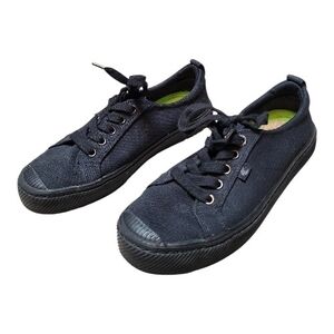 Cariuma Women's OCA Low Sneakers in "All Black Canvas" - Size 8.5